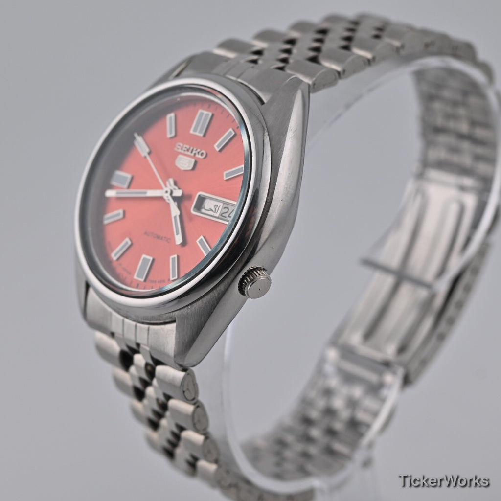 Seiko 5 7009 burnt orange — crown detail
