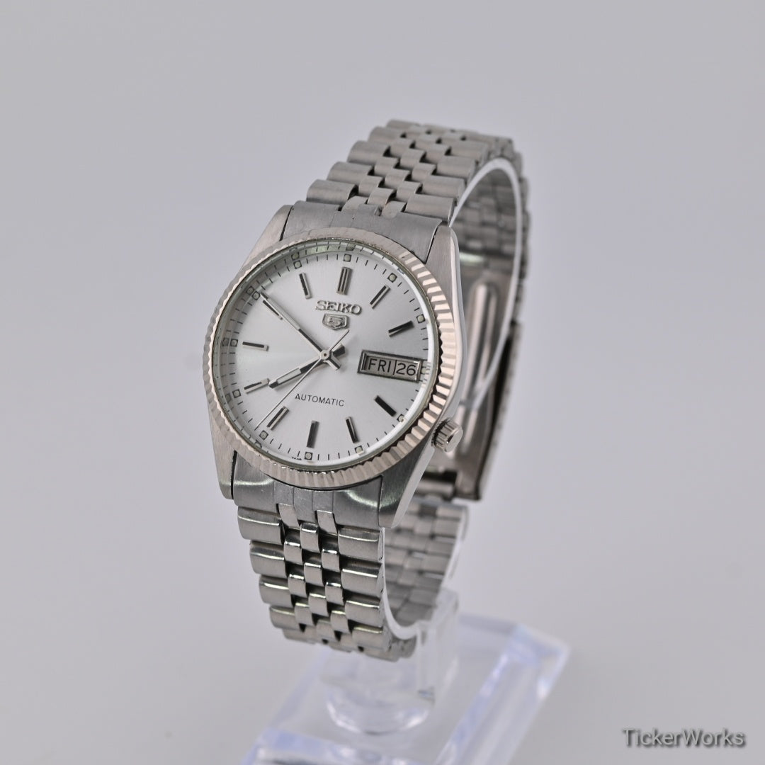 Seiko 5 Automatic 7009 Sunburst Silver Day-Date 1980s 37mm