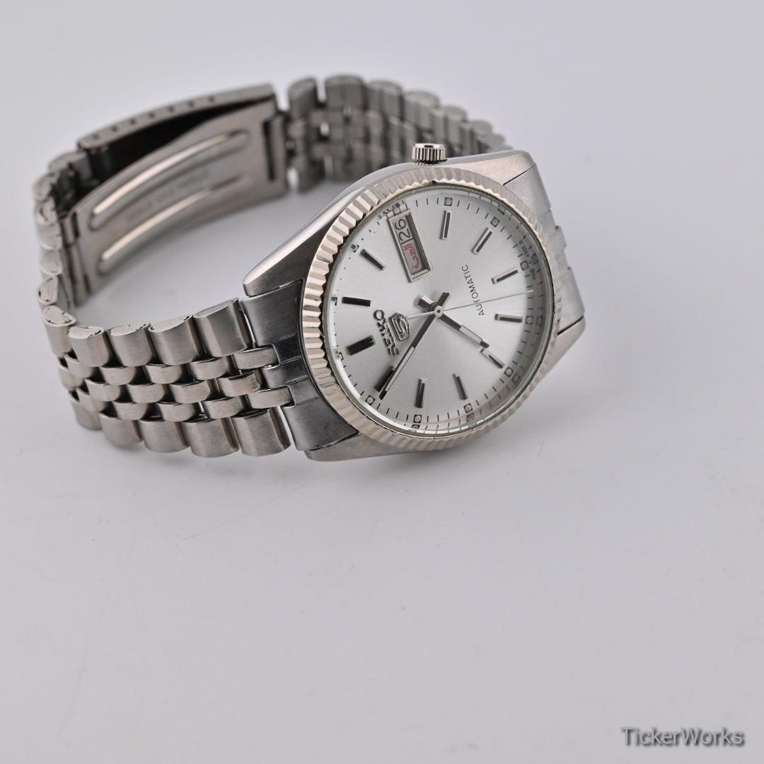 Seiko 5 Automatic 7009 Sunburst Silver Day-Date 1980s 37mm