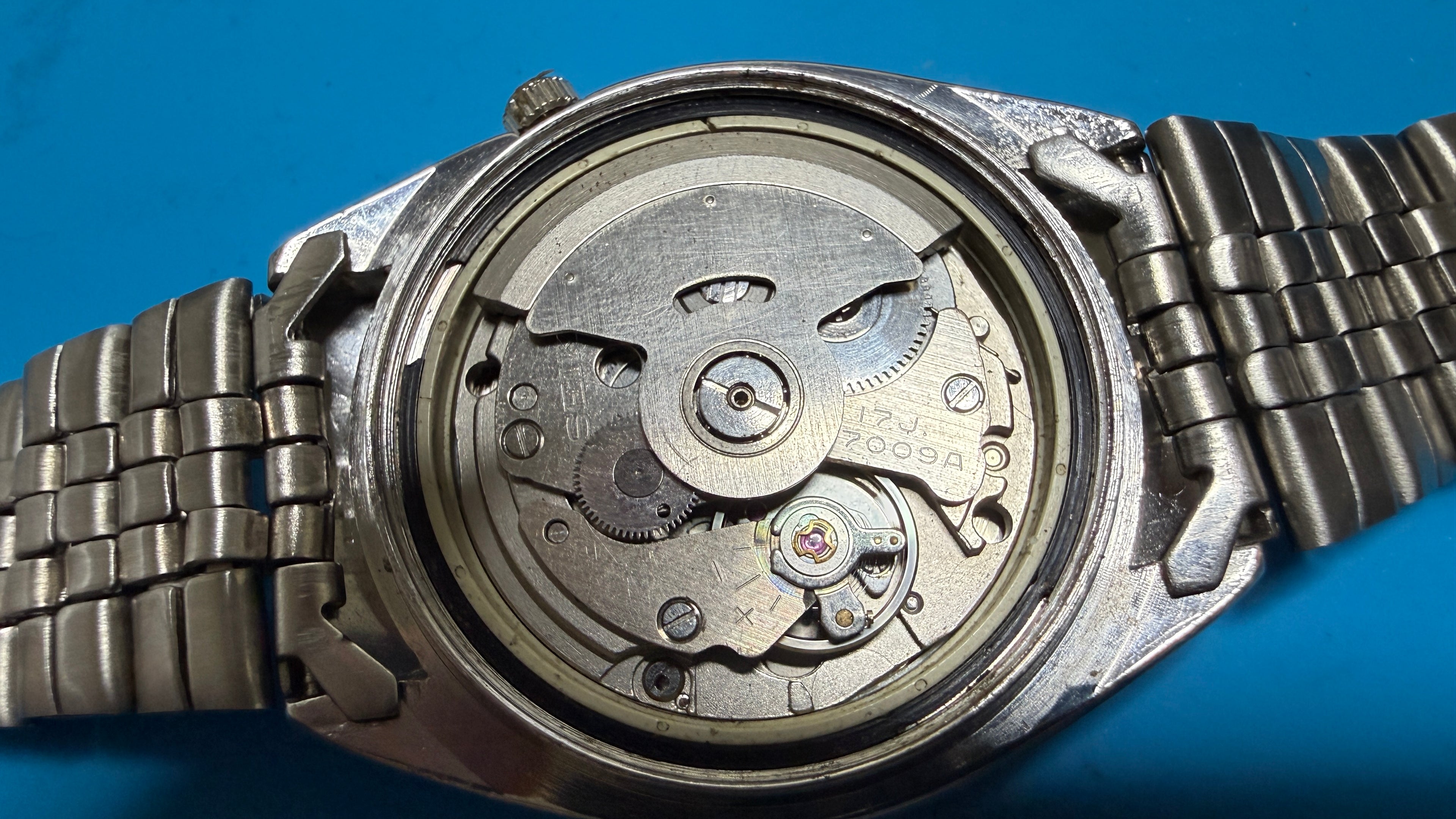 Seiko 5 7009 burnt orange — movement

